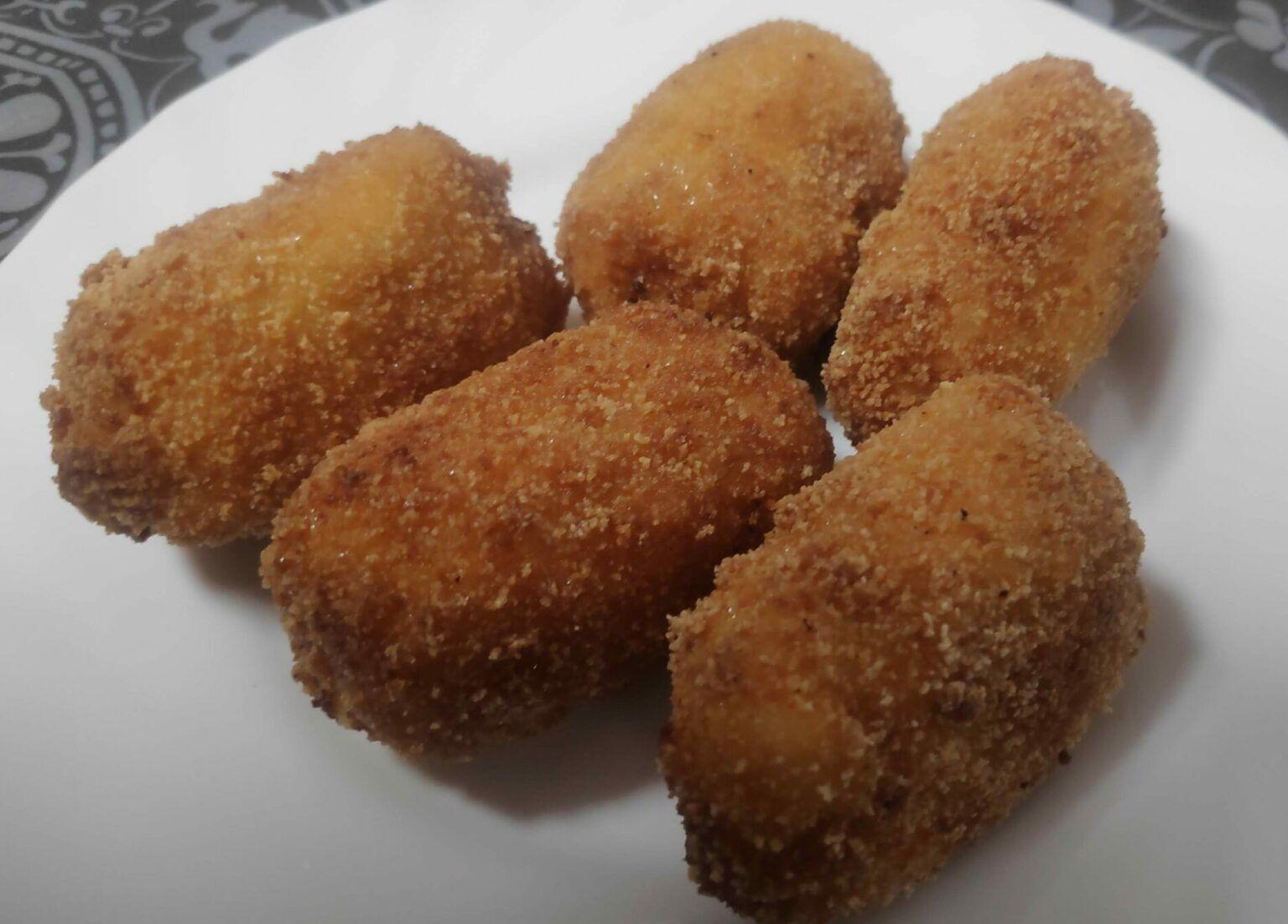 Croquetas de jamón y huevo frito. Receta fácil.