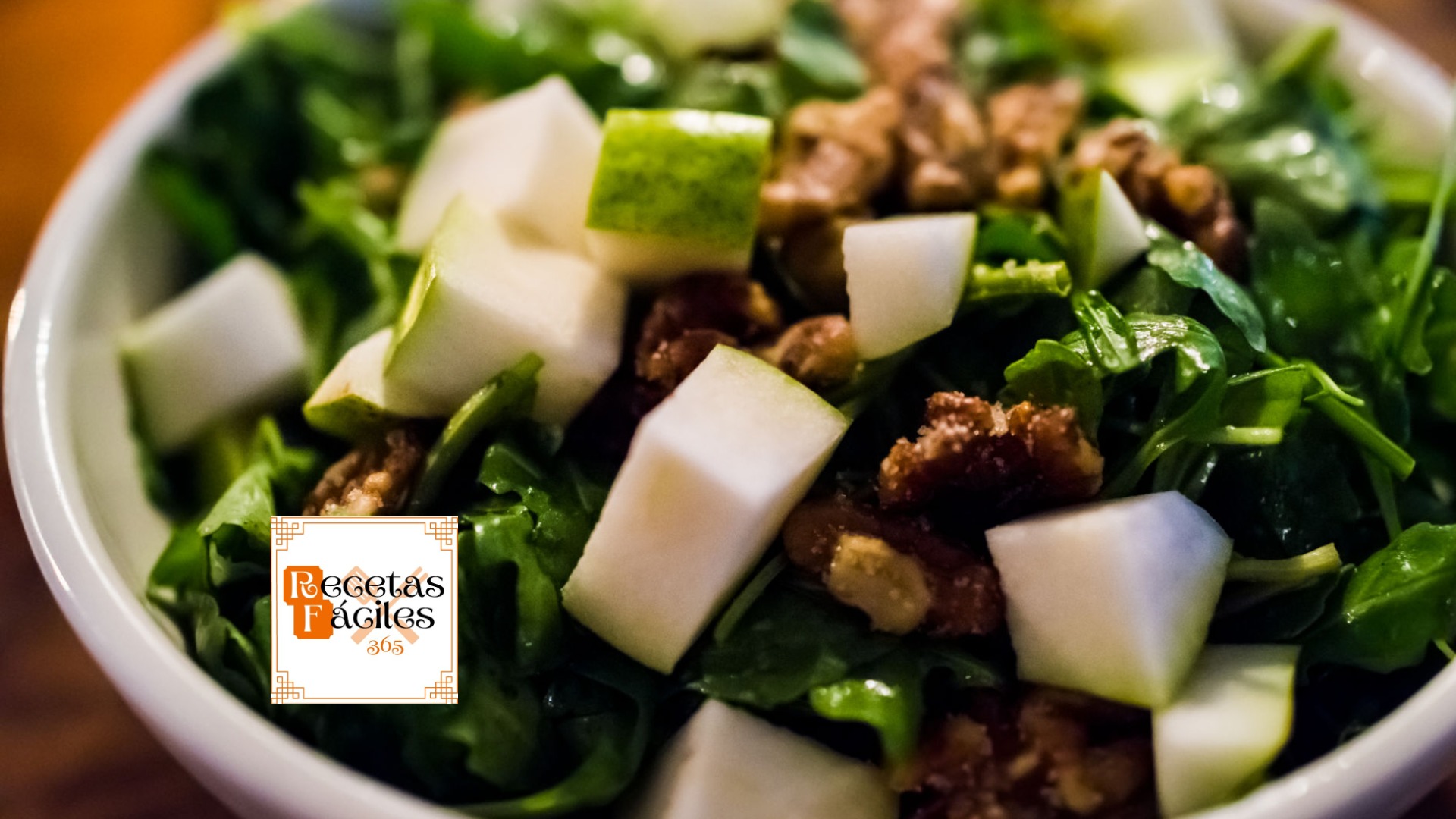 Ensalada de col rizada con manzana y nueces. Receta saludable y deliciosa.