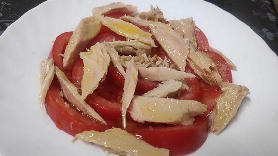 Ensalada de atún y tomate