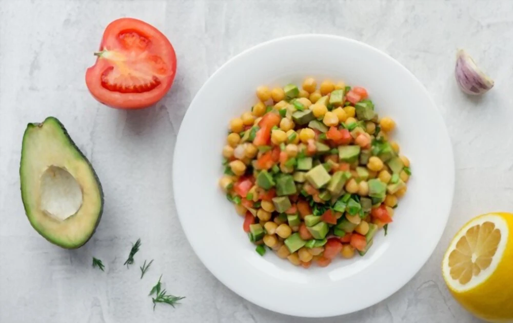 Ensalada de garbanzos veraniega con aguacate y atún