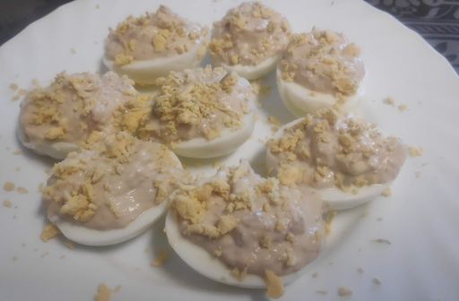 Huevos rellenos de atún y mayonesa