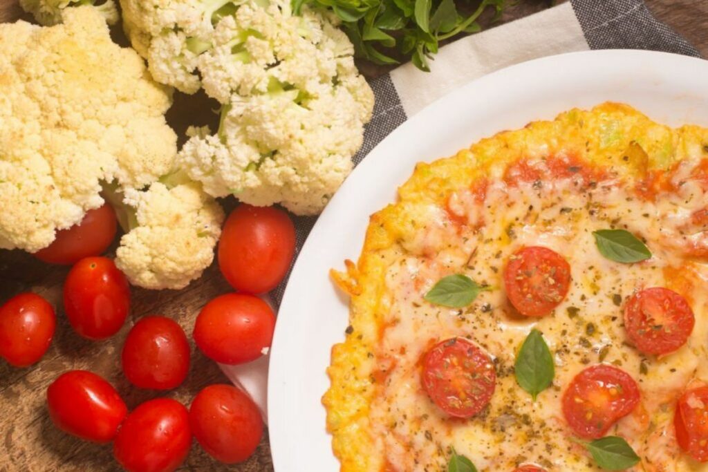 Cómo hacer pizza vegana de coliflor paso a paso. Receta fácil y saludable.